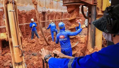 Trado escavando estaca em obra da HR Fundações em Brasília, com equipe posicionando a armadura