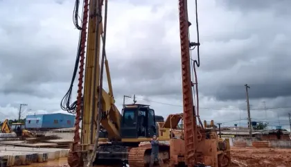 Duas perfuratrizes de estaca hélice contínua monitorada com trado helicoidal em canteiro de obra