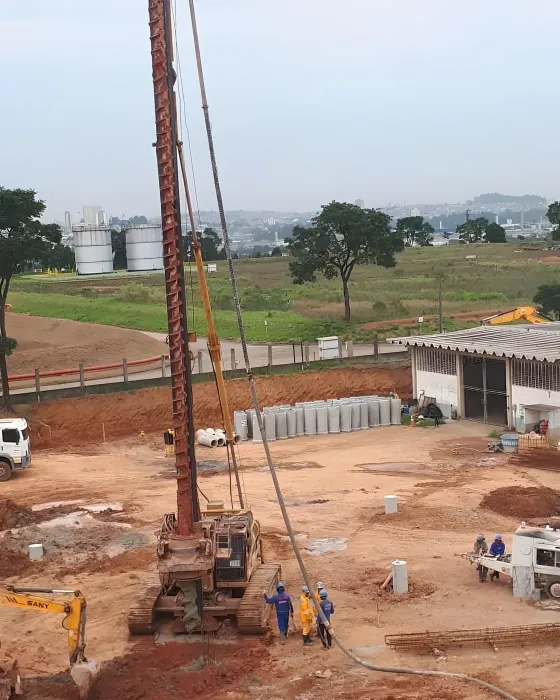 Equipe da HR Fundações operando perfuratriz em investigação de solo em obra industrial